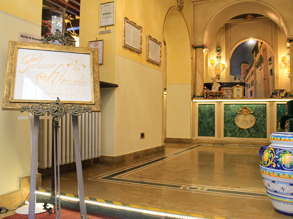 entrance hotel palazzo alexander Lucca