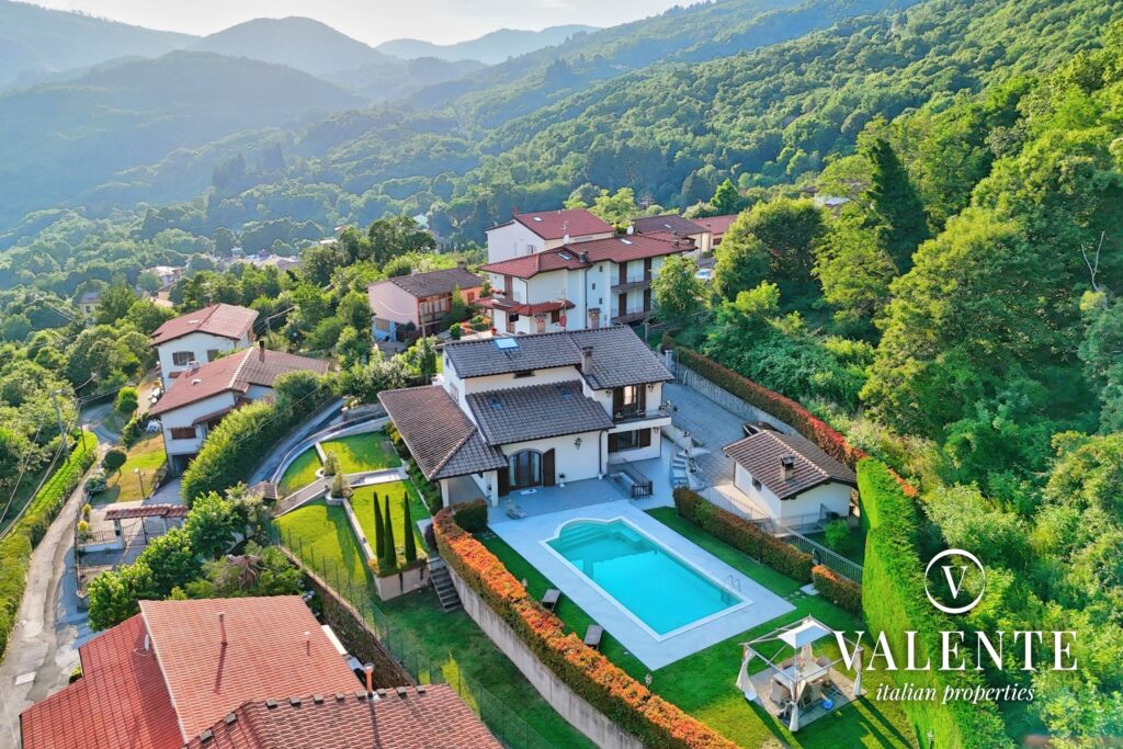 villa for sale in tuscany with swimming pool