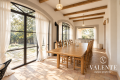Sala da pranzo rustica nella villa italiana (1)