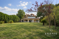 Villa italiana tra verde e luce