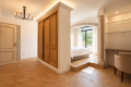 Interno mediterraneo con arco e luce naturale