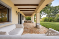 Portico mediterraneo con archi e divani