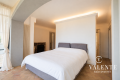 Camera da letto italiana luminosa con tende bianche