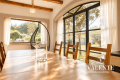 Sala da pranzo rustica italiana luminosa