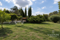 Giardino mediterraneo con arredi bianchi